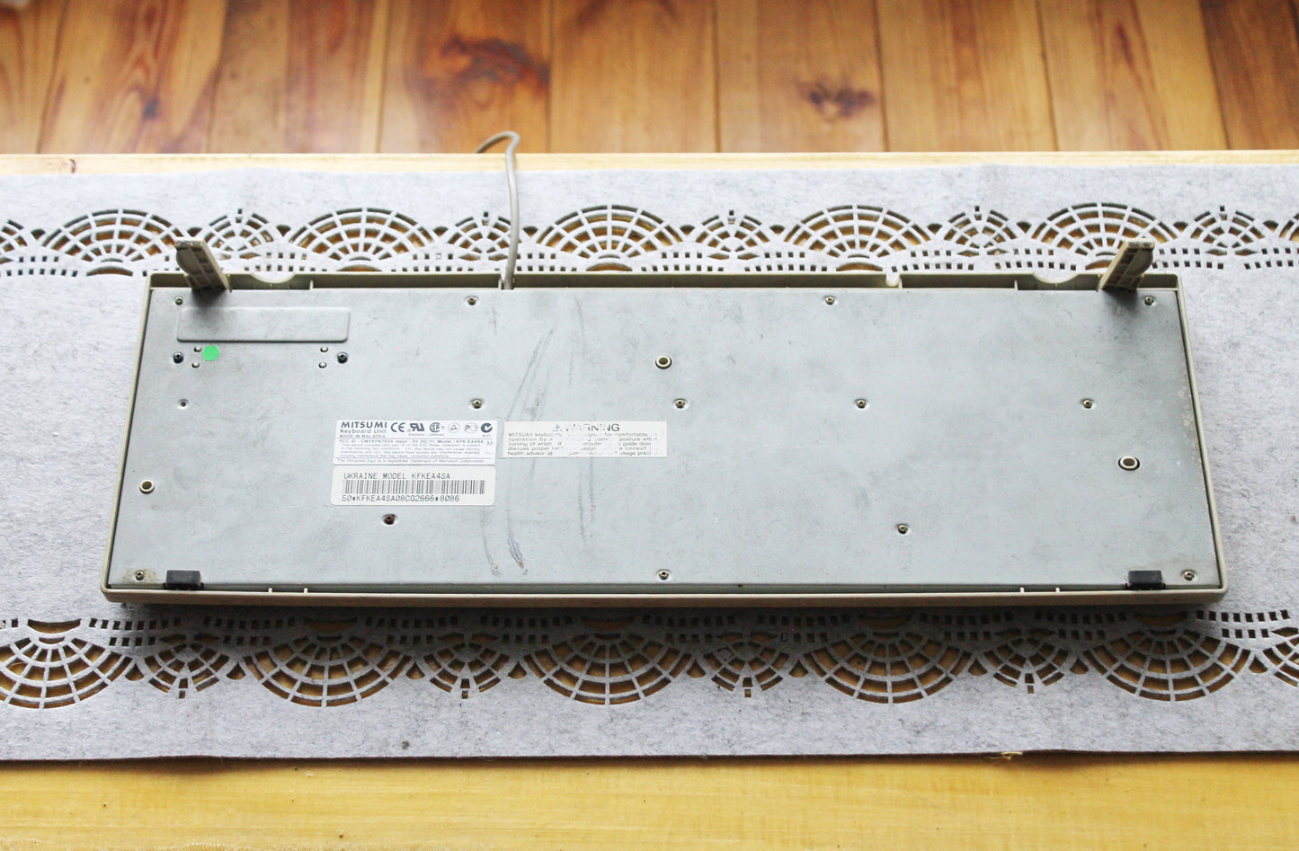 Vintage Mitsumi Wired Keyboard KFK-E4A4SA from 1990s 2000s – Retro Beige PC Accessory with Classic Layout, Number Pad, and Windows Keys – Collectible Old Computer Hardware, Yellowed with Age, Untested