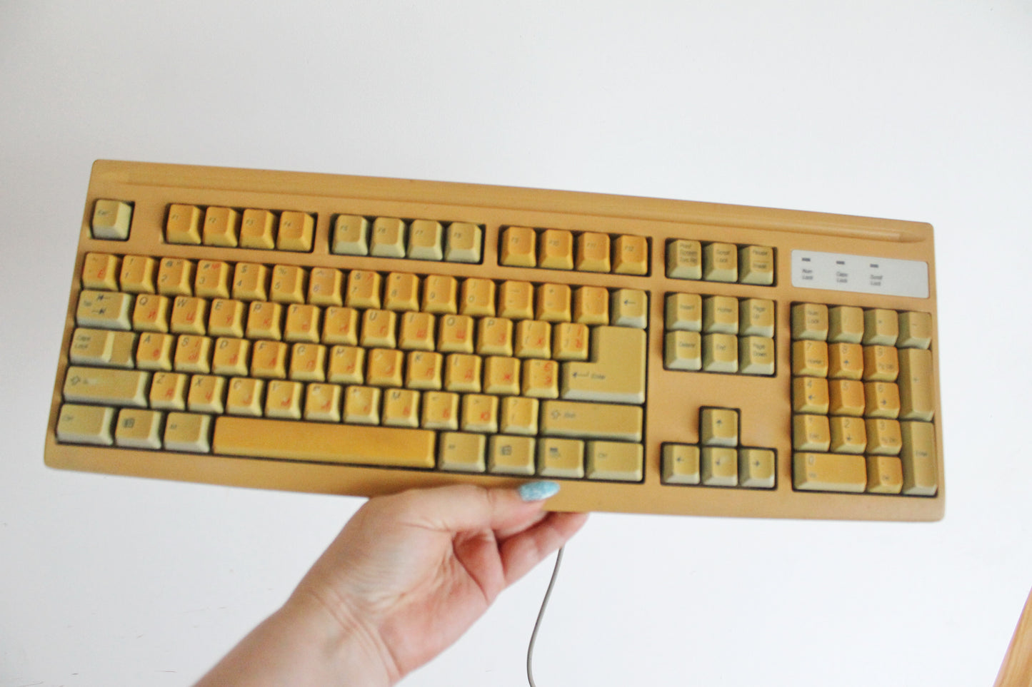 Vintage Mitsumi Wired Keyboard KFK-E4A4SA from 1990s 2000s – Retro Beige PC Accessory with Classic Layout, Number Pad, and Windows Keys – Collectible Old Computer Hardware, Yellowed with Age, Untested