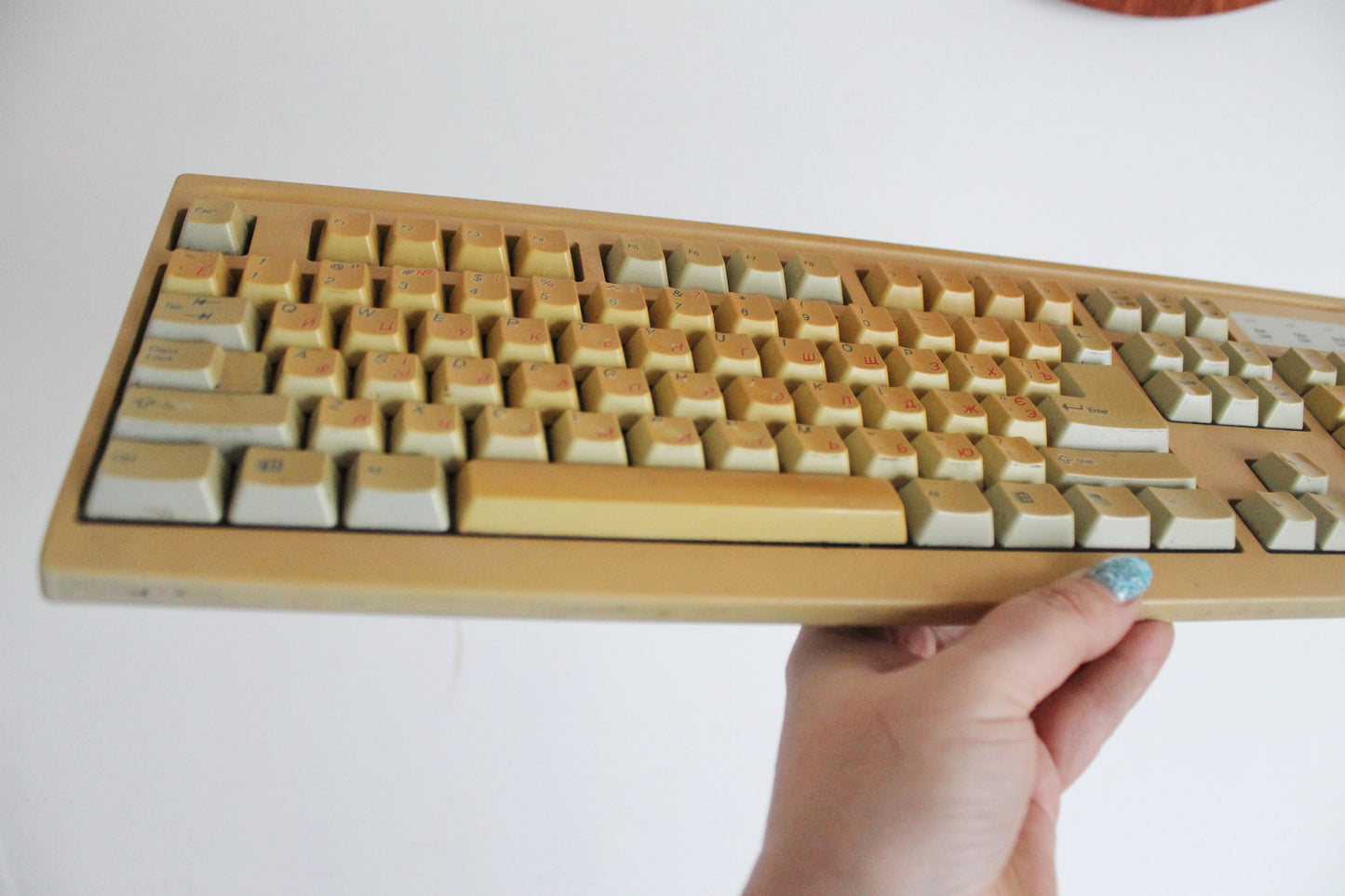 Vintage Mitsumi Wired Keyboard KFK-E4A4SA from 1990s 2000s – Retro Beige PC Accessory with Classic Layout, Number Pad, and Windows Keys – Collectible Old Computer Hardware, Yellowed with Age, Untested