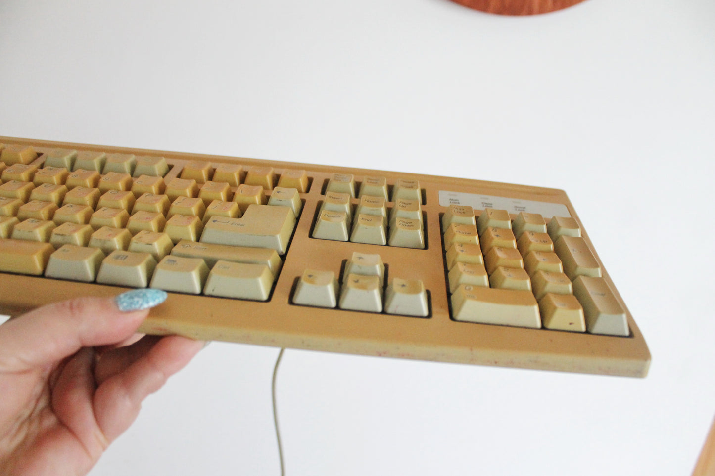 Vintage Mitsumi Wired Keyboard KFK-E4A4SA from 1990s 2000s – Retro Beige PC Accessory with Classic Layout, Number Pad, and Windows Keys – Collectible Old Computer Hardware, Yellowed with Age, Untested