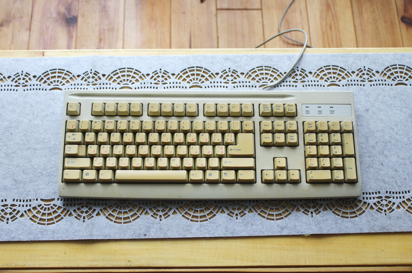 Vintage Mitsumi Wired Keyboard KFK-EA4XT from 1990s 2000s – Retro Beige PC Accessory with Classic Layout, Number Pad, and Windows Keys – Collectible Old Computer Hardware, Yellowed with Age, Untested (Copy)