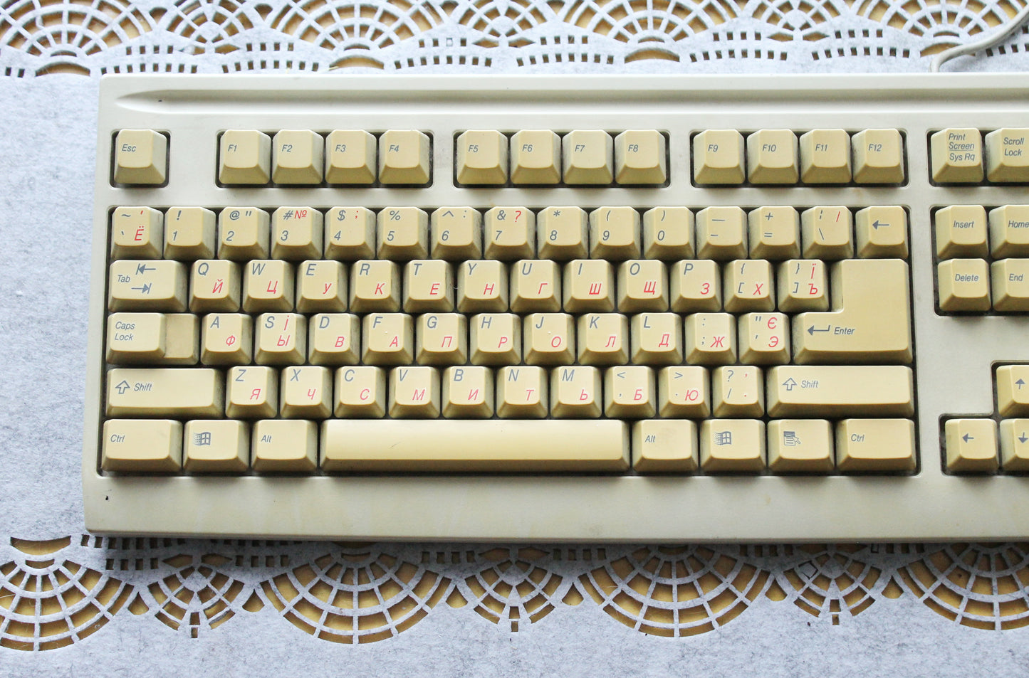 Vintage Mitsumi Wired Keyboard KFK-EA4XT from 1990s 2000s – Retro Beige PC Accessory with Classic Layout, Number Pad, and Windows Keys – Collectible Old Computer Hardware, Yellowed with Age, Untested (Copy)