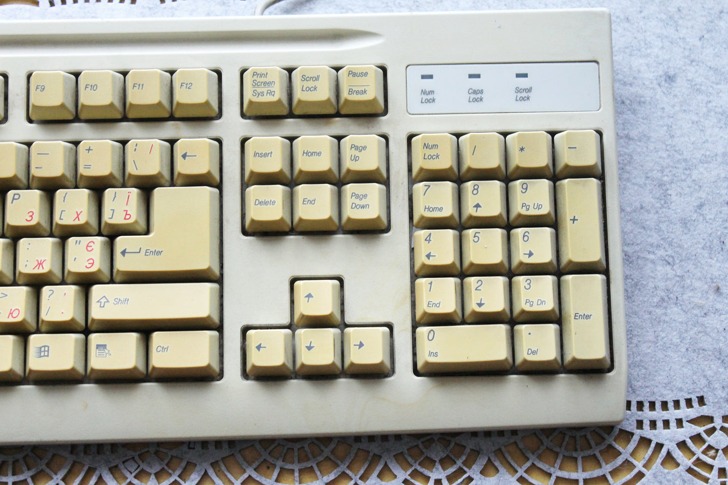 Vintage Mitsumi Wired Keyboard KFK-EA4XT from 1990s 2000s – Retro Beige PC Accessory with Classic Layout, Number Pad, and Windows Keys – Collectible Old Computer Hardware, Yellowed with Age, Untested (Copy)