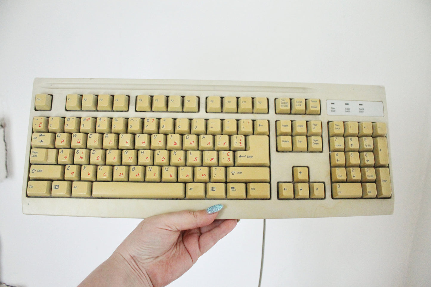 Vintage Mitsumi Wired Keyboard KFK-EA4XT from 1990s 2000s – Retro Beige PC Accessory with Classic Layout, Number Pad, and Windows Keys – Collectible Old Computer Hardware, Yellowed with Age, Untested (Copy)