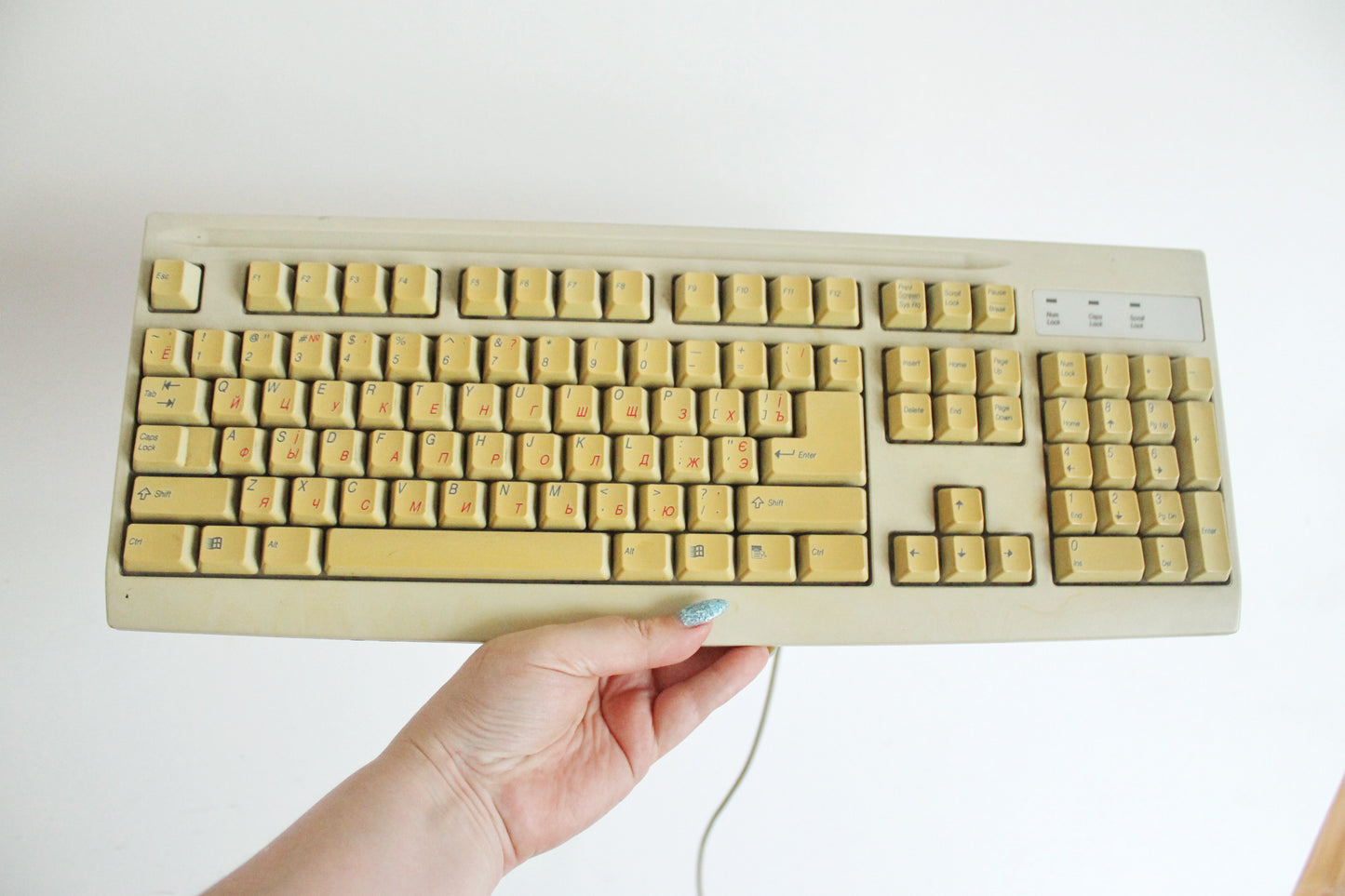 Vintage Mitsumi Wired Keyboard KFK-EA4XT from 1990s 2000s – Retro Beige PC Accessory with Classic Layout, Number Pad, and Windows Keys – Collectible Old Computer Hardware, Yellowed with Age, Untested (Copy)