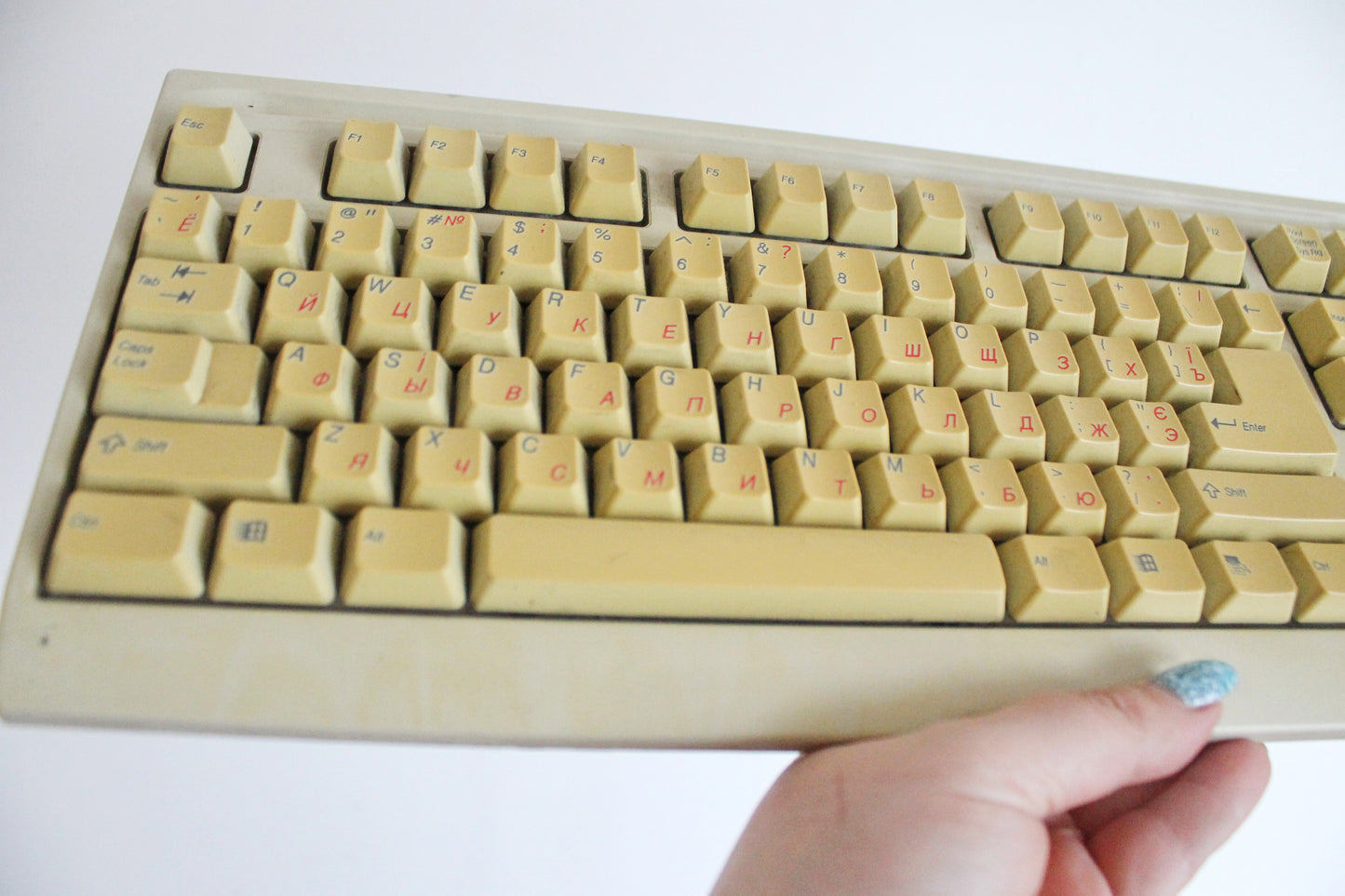 Vintage Mitsumi Wired Keyboard KFK-EA4XT from 1990s 2000s – Retro Beige PC Accessory with Classic Layout, Number Pad, and Windows Keys – Collectible Old Computer Hardware, Yellowed with Age, Untested (Copy)