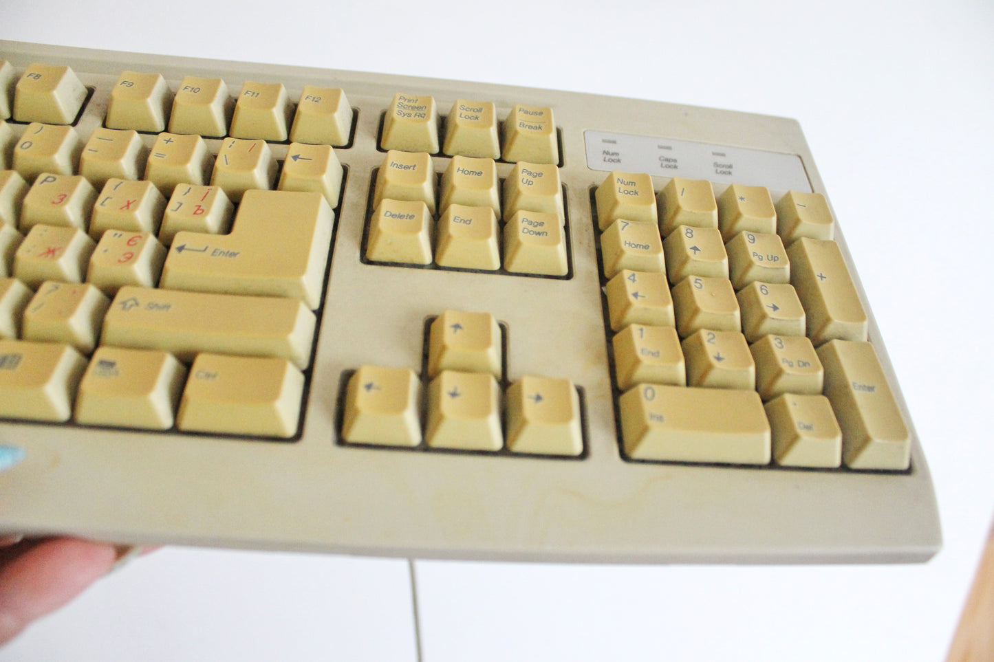 Vintage Mitsumi Wired Keyboard KFK-EA4XT from 1990s 2000s – Retro Beige PC Accessory with Classic Layout, Number Pad, and Windows Keys – Collectible Old Computer Hardware, Yellowed with Age, Untested (Copy)