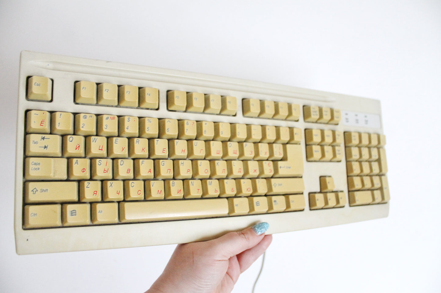 Vintage Mitsumi Wired Keyboard KFK-EA4XT from 1990s 2000s – Retro Beige PC Accessory with Classic Layout, Number Pad, and Windows Keys – Collectible Old Computer Hardware, Yellowed with Age, Untested (Copy)