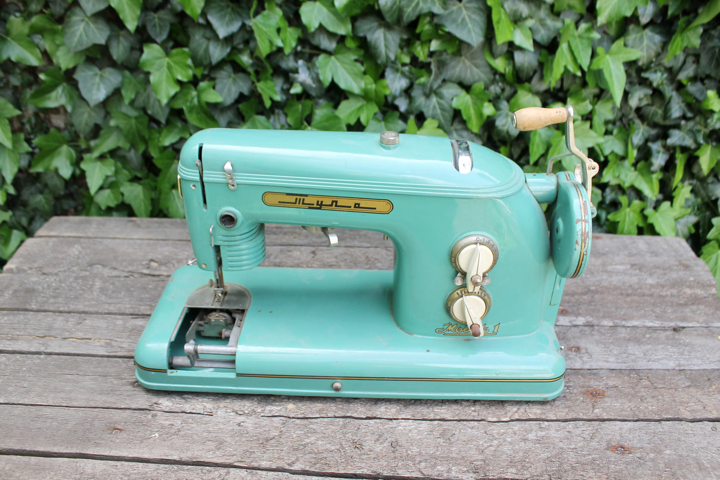 Vintage portable electrified sewing machine "Tula" model No. 1 - made in the USSR - 1958 - Vintage Soviet TULA