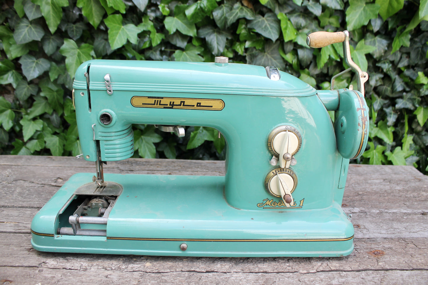 Vintage portable electrified sewing machine "Tula" model No. 1 - made in the USSR - 1958 - Vintage Soviet TULA