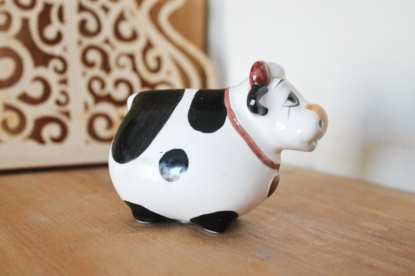 Vintage cute ceramic salt/pepper shaker - Small Cow - 3.5 inches - 1980s