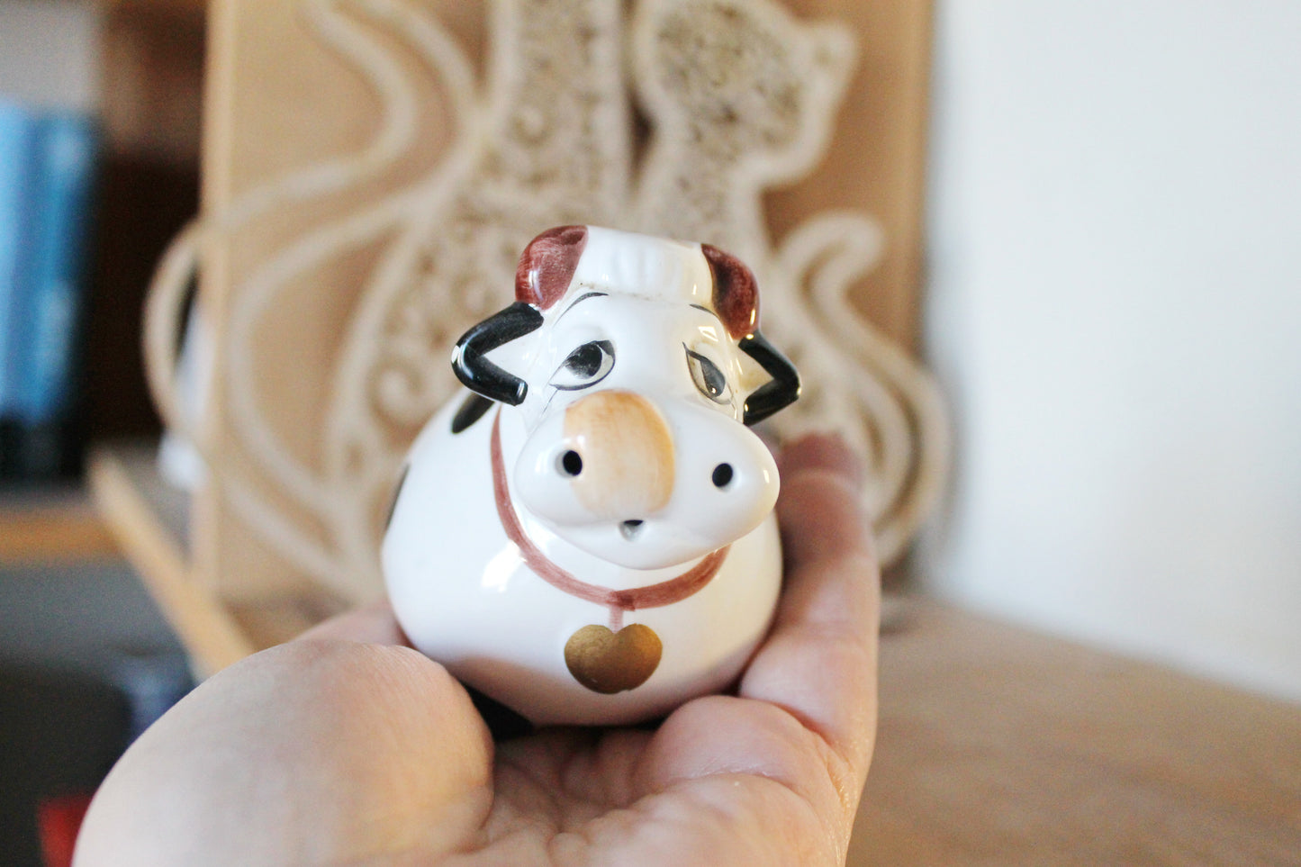 Vintage cute ceramic salt/pepper shaker - Small Cow - 3.5 inches - 1980s
