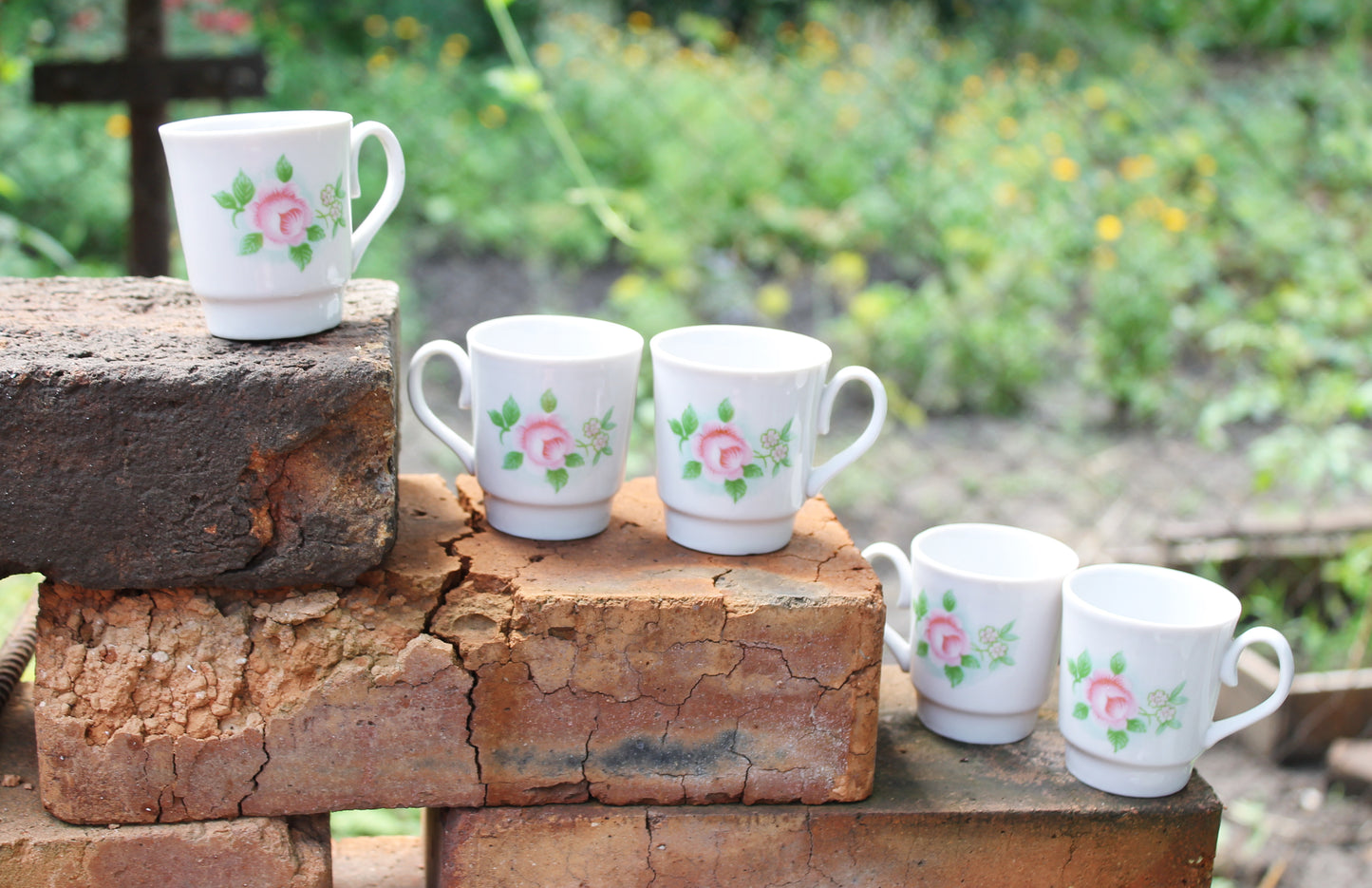 Set of five vintage ceramic cups from servise - Dobrush Porcelain Factory - beautiful soviet ceramic cups - 1970s