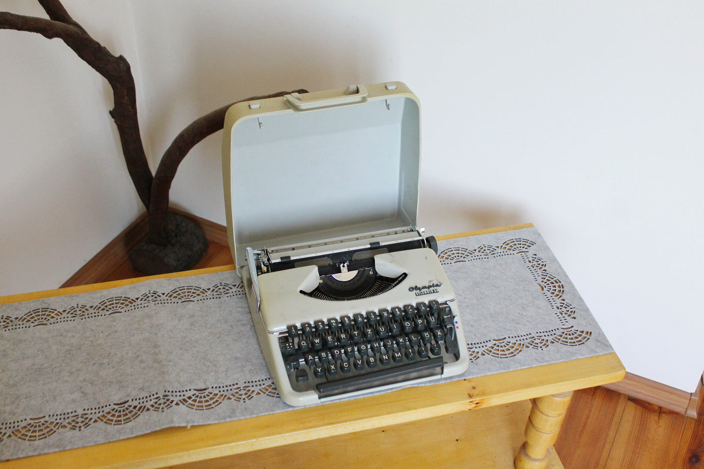 Vintage Olympia Splendid 66 Typewriter in original Case - Made in Germany