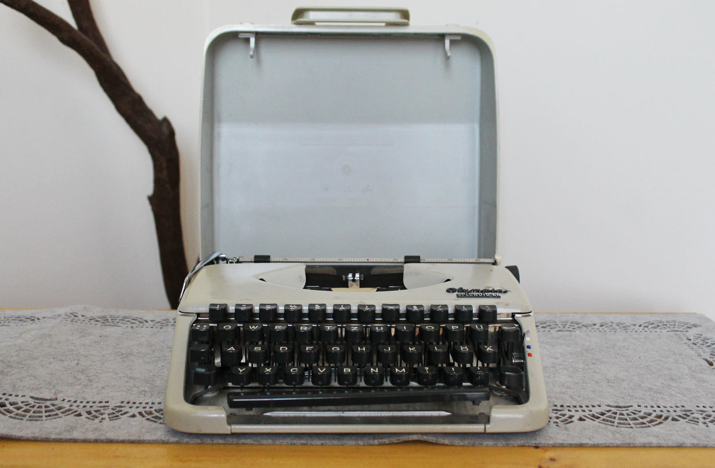 Vintage Olympia Splendid 66 Typewriter in original Case - Made in Germany