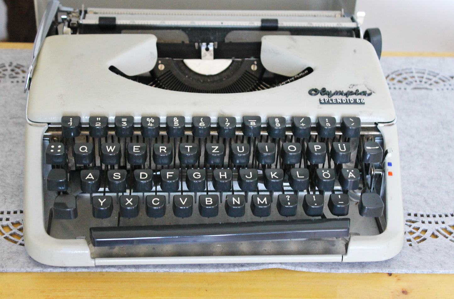 Vintage Olympia Splendid 66 Typewriter in original Case - Made in Germany