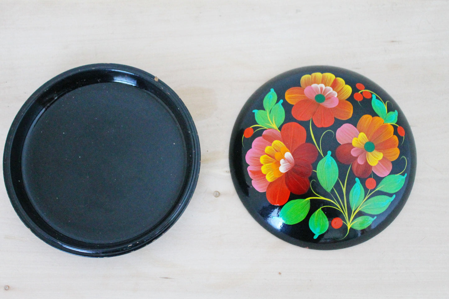 Vintage round jewelry wooden box 6.7 inches - Petrykivka box - USSR vintage - vintage flower box - handpainted box