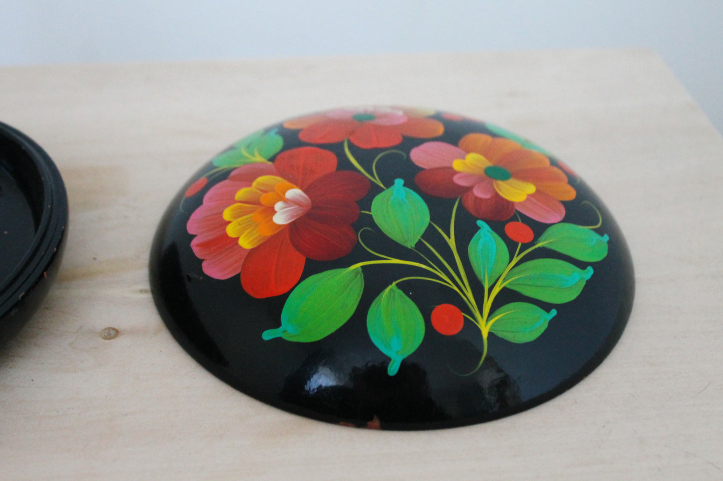 Vintage round jewelry wooden box 6.7 inches - Petrykivka box - USSR vintage - vintage flower box - handpainted box