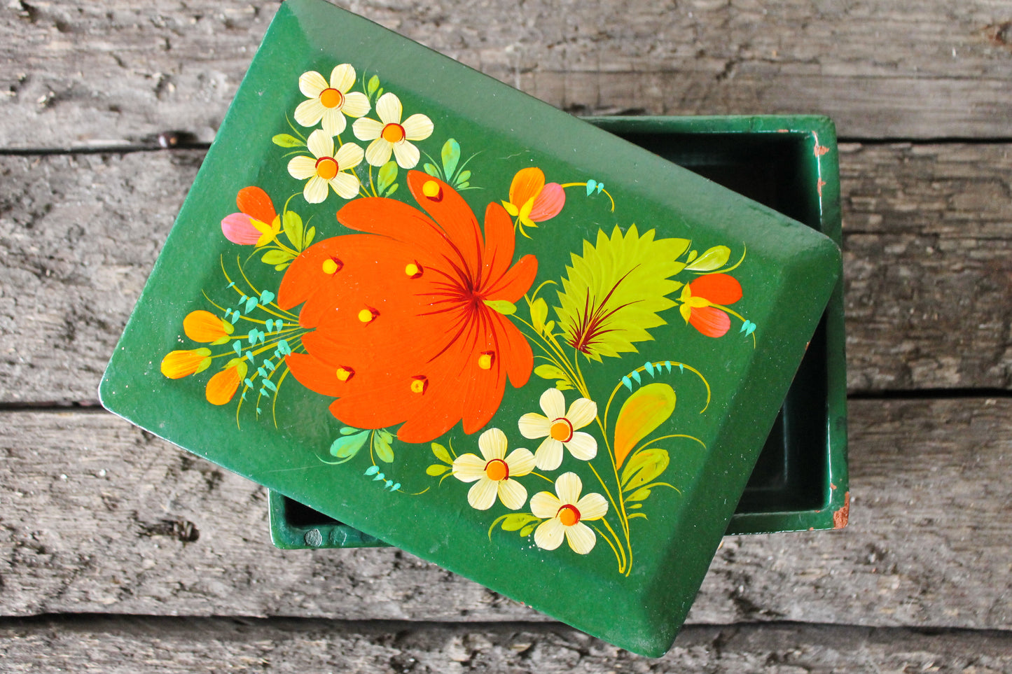 Vintage jewelry green wooden box - Petrykivka box - 6.1 inches - USSR vintage - vintage flower box - made in Ukraine