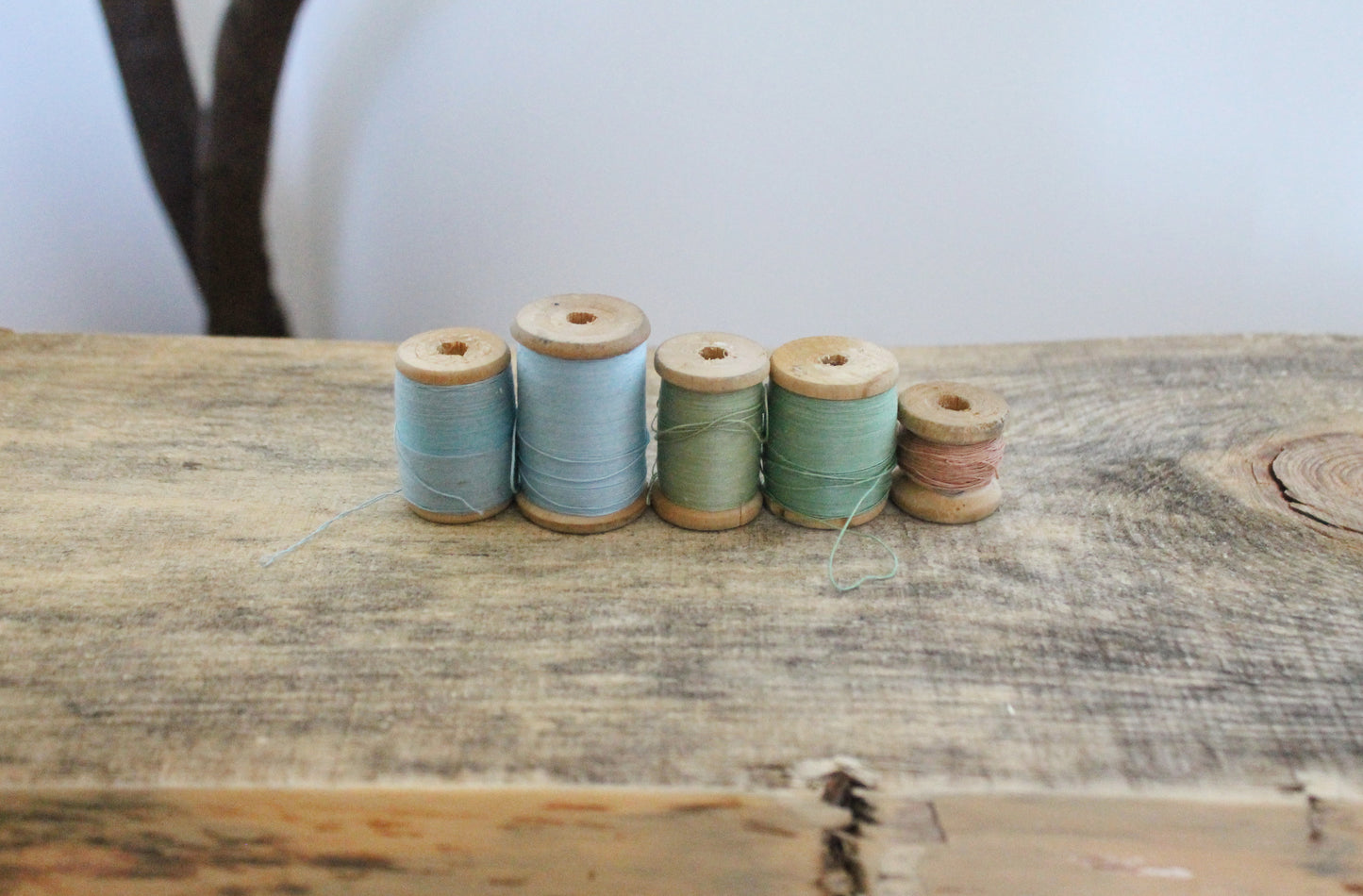 Vintage Soviet Thread Spools – Set of 5 Wooden Bobbins – USSR Sewing Supply – Light Blue, Green, Pink – Mid-Century Sewing Notions - 1970-80