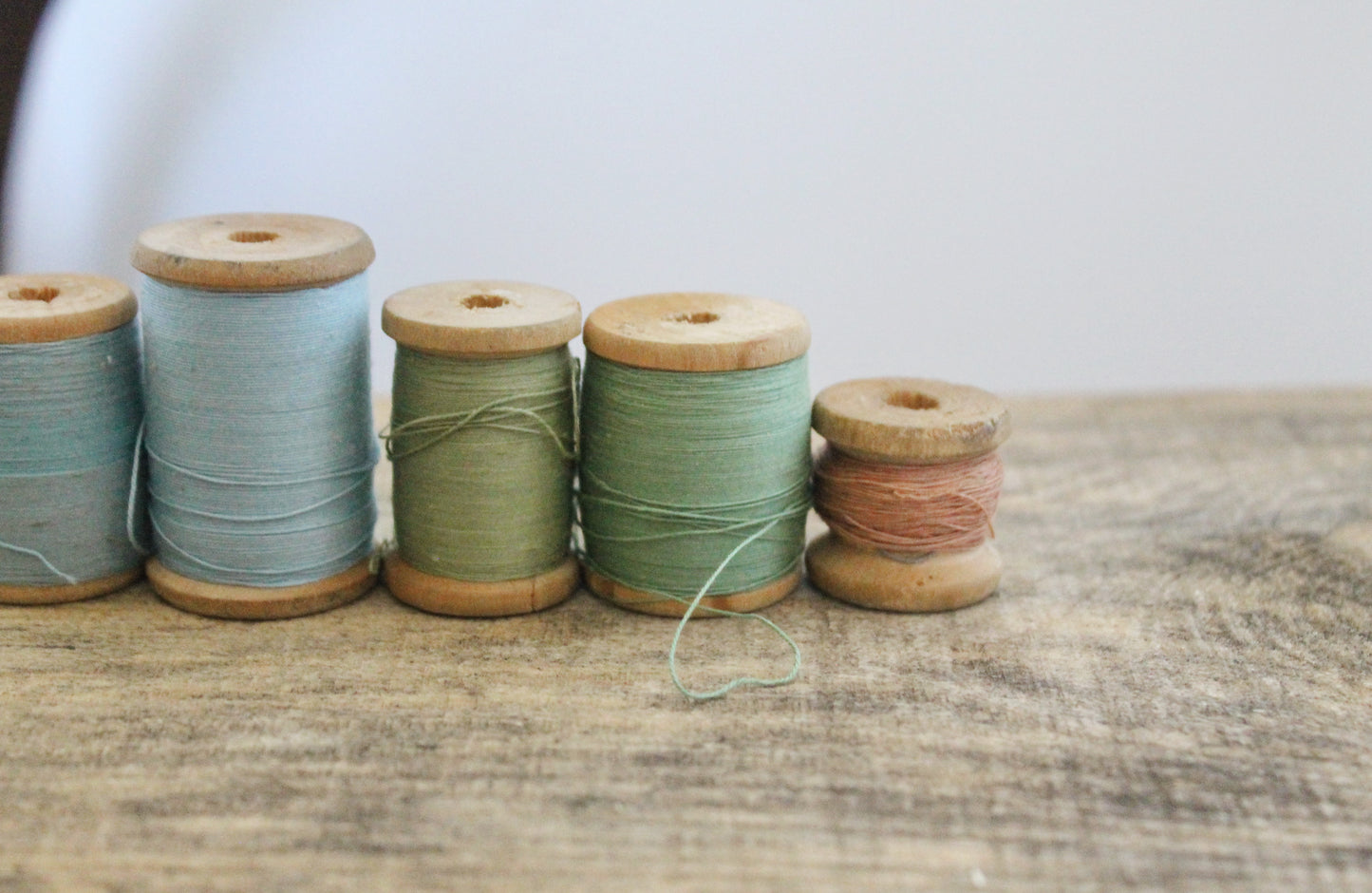 Vintage Soviet Thread Spools – Set of 5 Wooden Bobbins – USSR Sewing Supply – Light Blue, Green, Pink – Mid-Century Sewing Notions - 1970-80