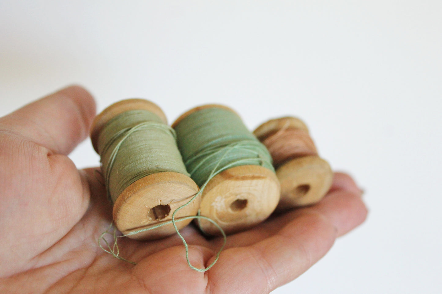 Vintage Soviet Thread Spools – Set of 5 Wooden Bobbins – USSR Sewing Supply – Light Blue, Green, Pink – Mid-Century Sewing Notions - 1970-80