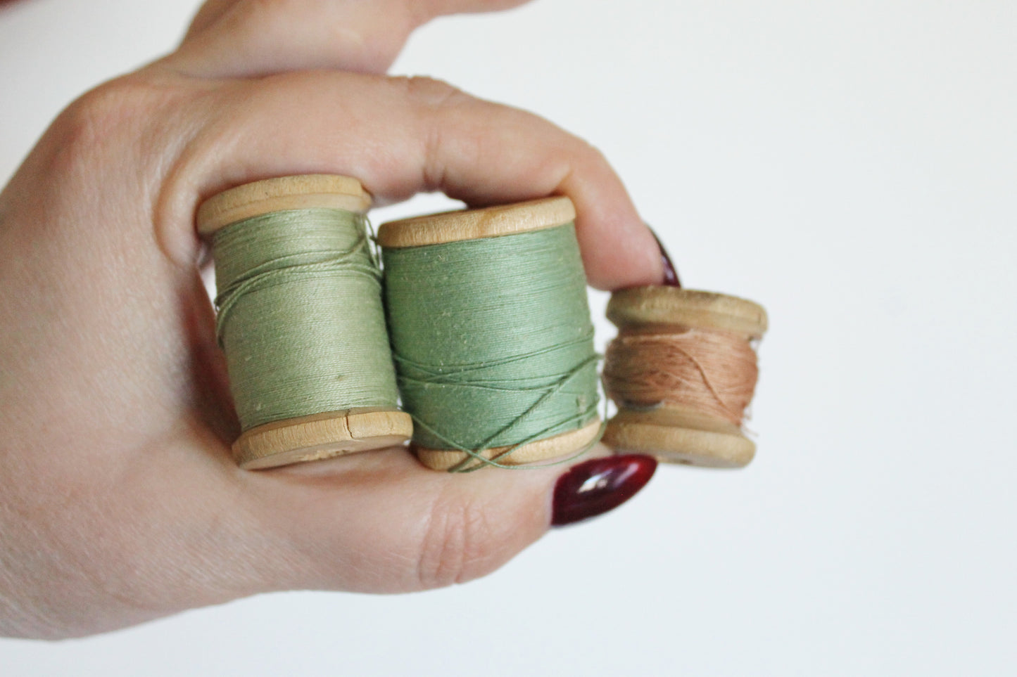 Vintage Soviet Thread Spools – Set of 5 Wooden Bobbins – USSR Sewing Supply – Light Blue, Green, Pink – Mid-Century Sewing Notions - 1970-80