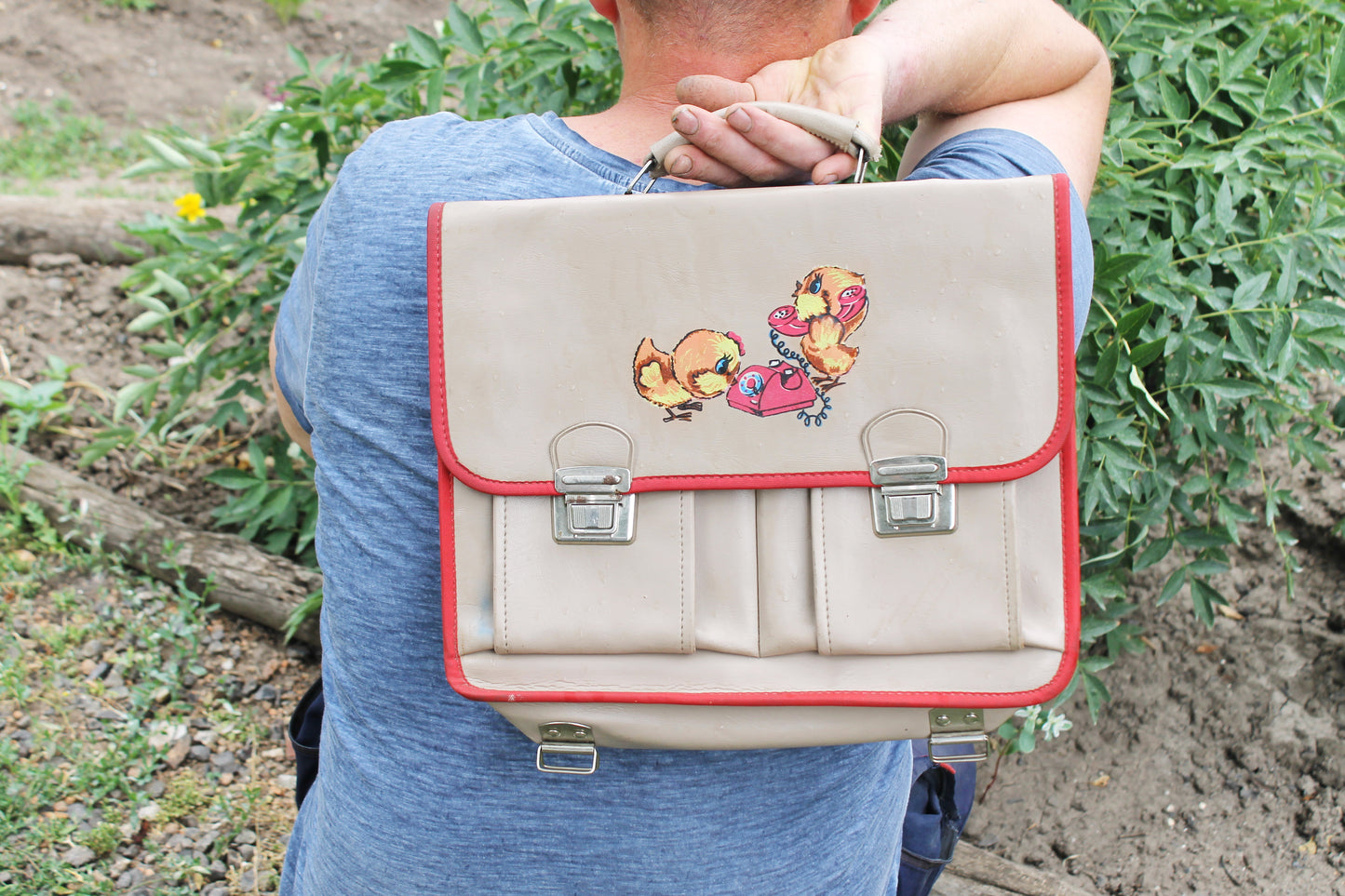 Vintage Soviet School Bag - 1980s USSR Children’s Briefcase - Beige Satchel with Red Trim & Chick Design - Retro Collectible Backpack