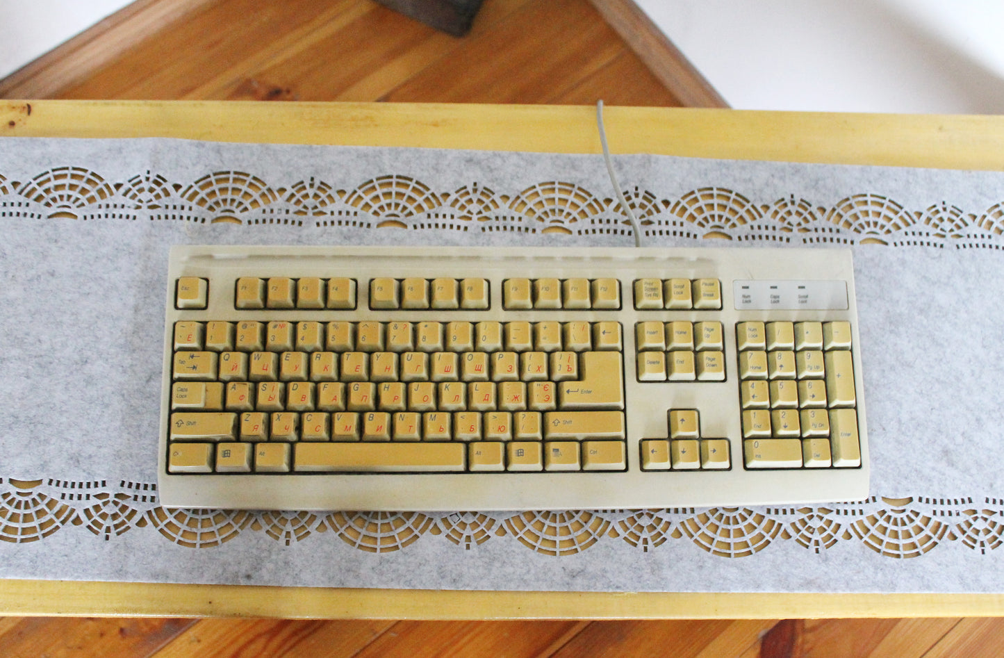 Vintage Mitsumi KFK-EA4XT Beige Mechanical Keyboard with Cyrillic Layout | Retro 90s Wired PS/2 Keyboard | Classic Windows Era PC Accessory