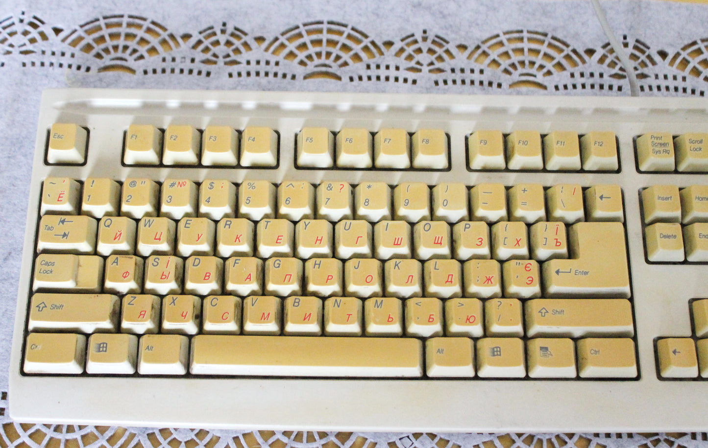 Vintage Mitsumi KFK-EA4XT Beige Mechanical Keyboard with Cyrillic Layout | Retro 90s Wired PS/2 Keyboard | Classic Windows Era PC Accessory