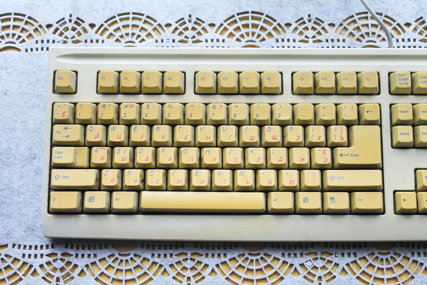Vintage Mitsumi KFK-EA4XT Beige Mechanical Keyboard with Cyrillic Layout | Retro 90s Wired PS/2 Keyboard | Classic Windows Era PC Accessory