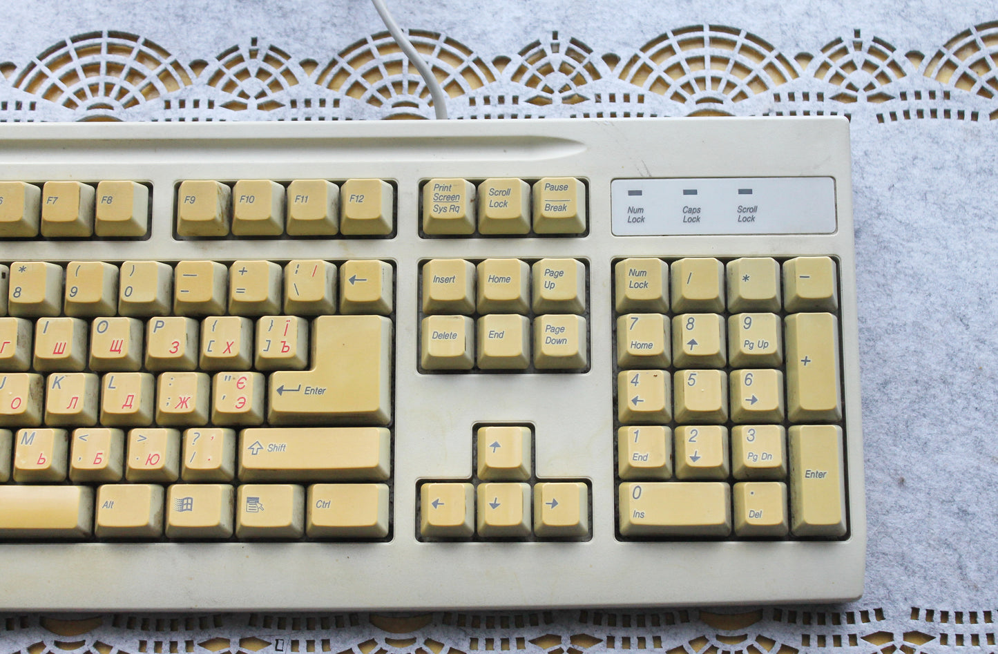 Vintage Mitsumi KFK-EA4XT Beige Mechanical Keyboard with Cyrillic Layout | Retro 90s Wired PS/2 Keyboard | Classic Windows Era PC Accessory