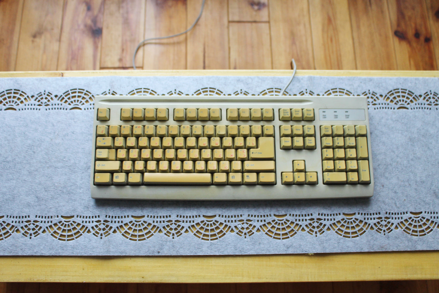 Vintage Mitsumi KFK-EA4XT Beige Mechanical Keyboard with Cyrillic Layout | Retro 90s Wired PS/2 Keyboard | Classic Windows Era PC Accessory