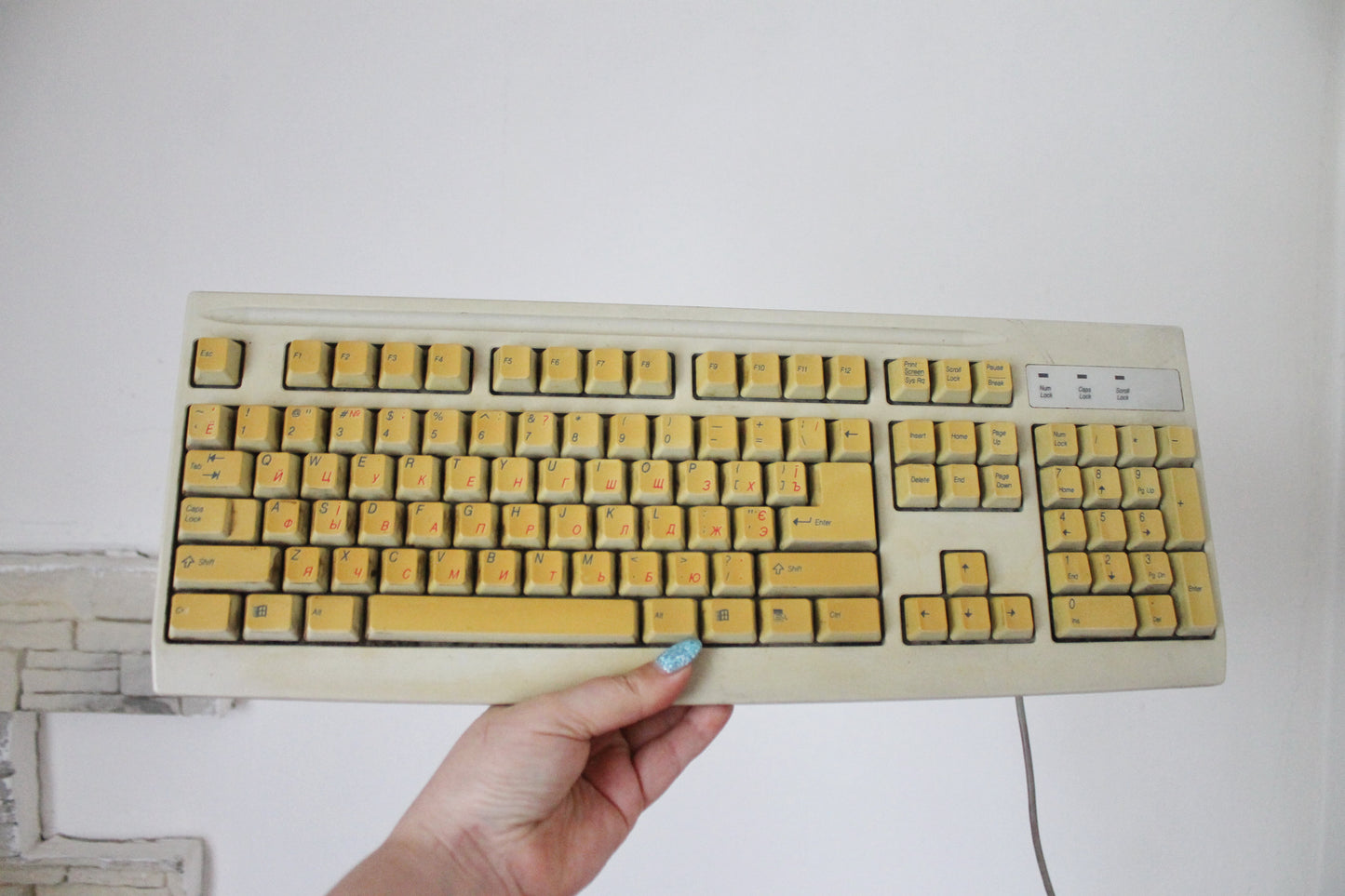 Vintage Mitsumi KFK-EA4XT Beige Mechanical Keyboard with Cyrillic Layout | Retro 90s Wired PS/2 Keyboard | Classic Windows Era PC Accessory