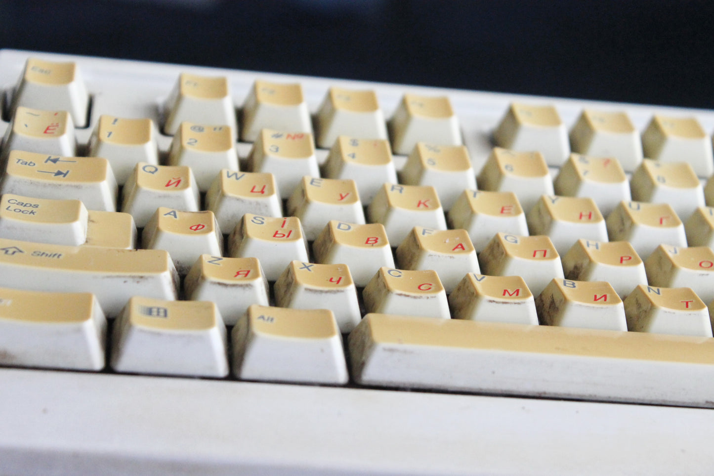 Vintage Mitsumi KFK-EA4XT Beige Mechanical Keyboard with Cyrillic Layout | Retro 90s Wired PS/2 Keyboard | Classic Windows Era PC Accessory