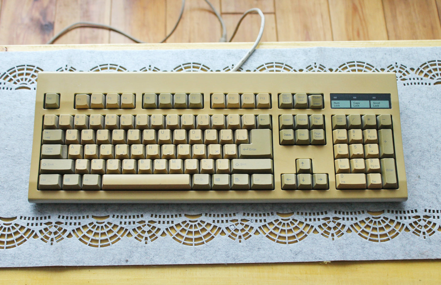 Vintage Samsung SEM-DC8UH Mechanical Keyboard - Beige PS/2 Retro PC Keyboard with Windows Logo - Latin + Cyrillic - Untested - 1990s