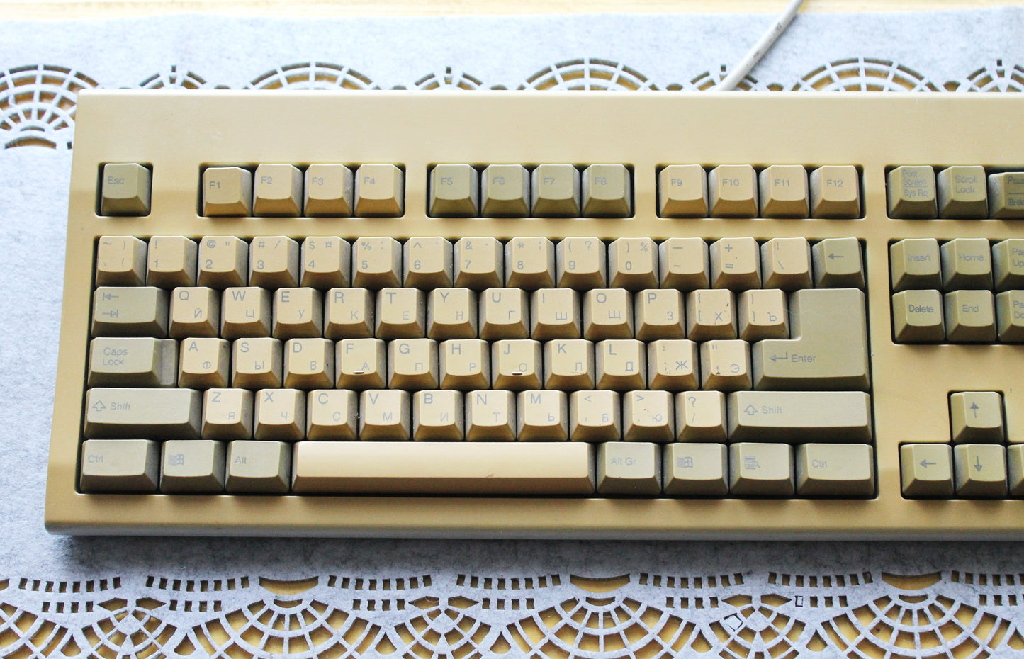 Vintage Samsung SEM-DC8UH Mechanical Keyboard - Beige PS/2 Retro PC Keyboard with Windows Logo - Latin + Cyrillic - Untested - 1990s