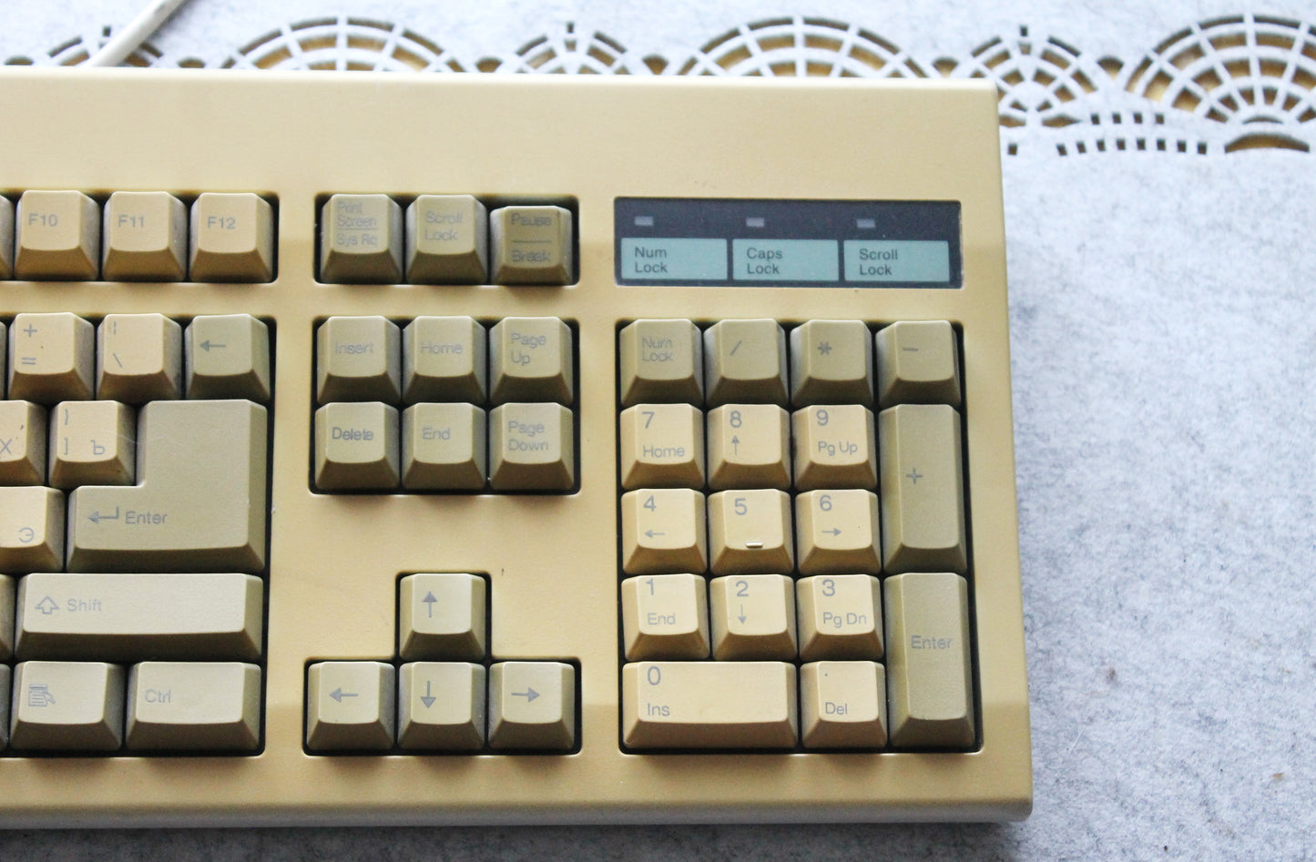 Vintage Samsung SEM-DC8UH Mechanical Keyboard - Beige PS/2 Retro PC Keyboard with Windows Logo - Latin + Cyrillic - Untested - 1990s