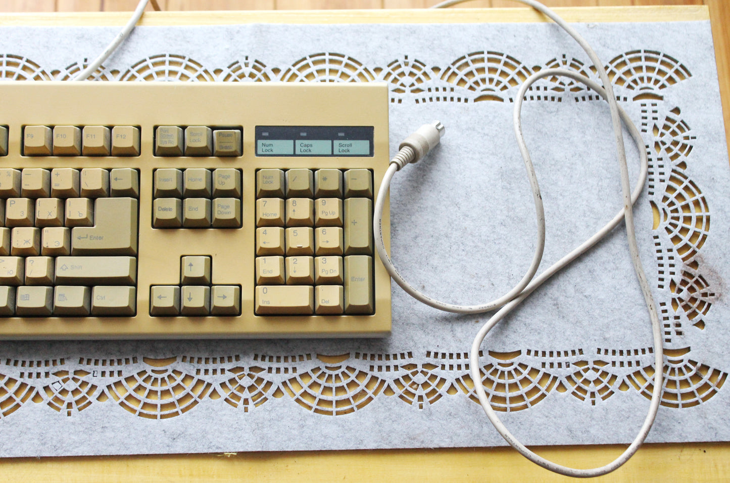 Vintage Samsung SEM-DC8UH Mechanical Keyboard - Beige PS/2 Retro PC Keyboard with Windows Logo - Latin + Cyrillic - Untested - 1990s