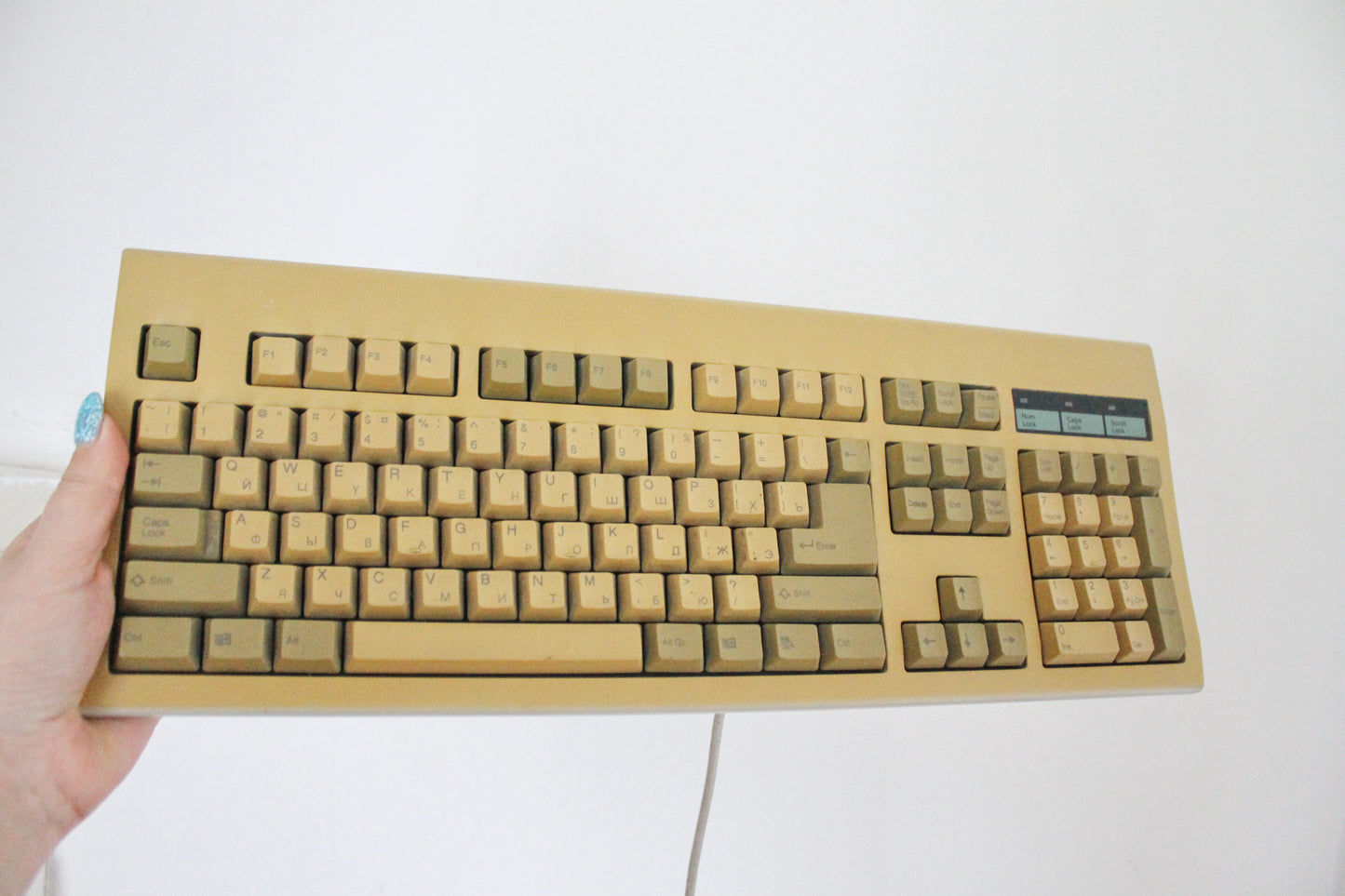 Vintage Samsung SEM-DC8UH Mechanical Keyboard - Beige PS/2 Retro PC Keyboard with Windows Logo - Latin + Cyrillic - Untested - 1990s