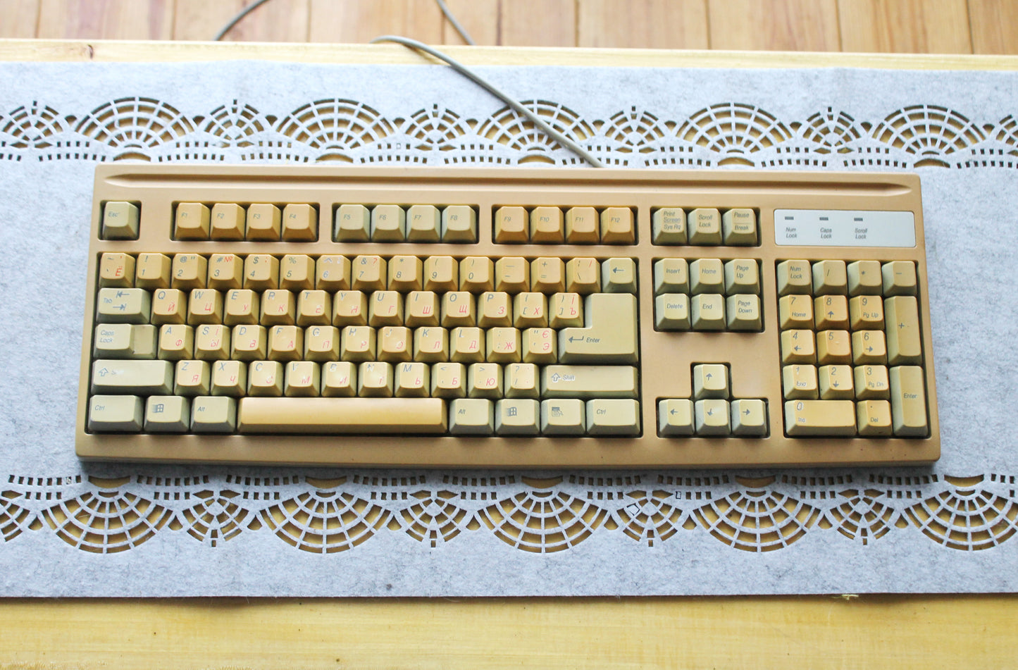 Vintage Mitsumi Wired Keyboard KFK-E4A4SA from 1990s 2000s – Retro Beige PC Accessory with Classic Layout, Number Pad, and Windows Keys – Collectible Old Computer Hardware, Yellowed with Age, Untested