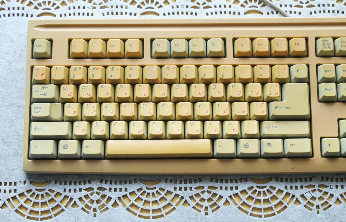 Vintage Mitsumi Wired Keyboard KFK-E4A4SA from 1990s 2000s – Retro Beige PC Accessory with Classic Layout, Number Pad, and Windows Keys – Collectible Old Computer Hardware, Yellowed with Age, Untested