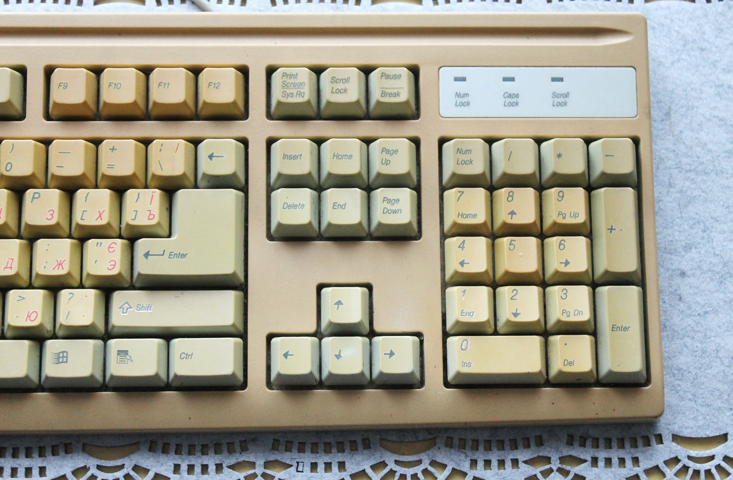 Vintage Mitsumi Wired Keyboard KFK-E4A4SA from 1990s 2000s – Retro Beige PC Accessory with Classic Layout, Number Pad, and Windows Keys – Collectible Old Computer Hardware, Yellowed with Age, Untested