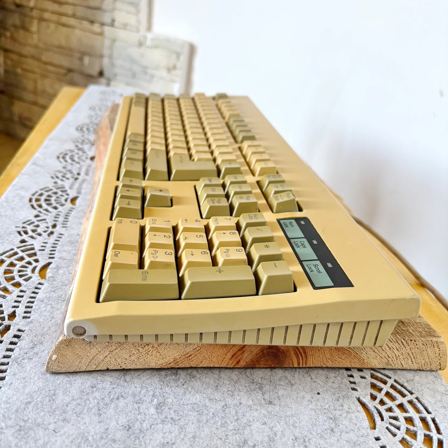 Vintage Samsung SEM-DC8UH Mechanical Keyboard - Beige PS/2 Retro PC Keyboard with Windows Logo - Latin + Cyrillic - Untested - 1990s