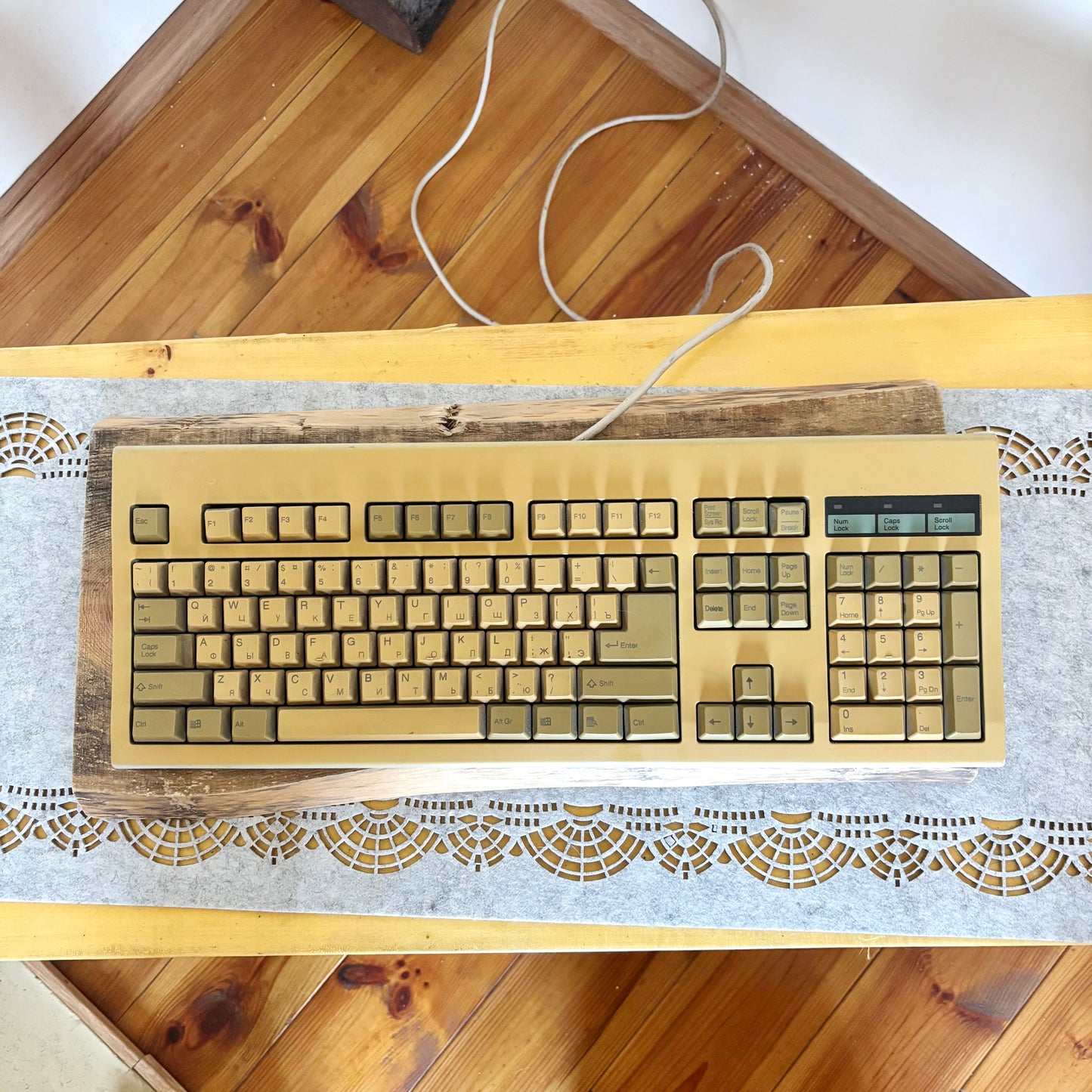 Vintage Samsung SEM-DC8UH Mechanical Keyboard - Beige PS/2 Retro PC Keyboard with Windows Logo - Latin + Cyrillic - Untested - 1990s