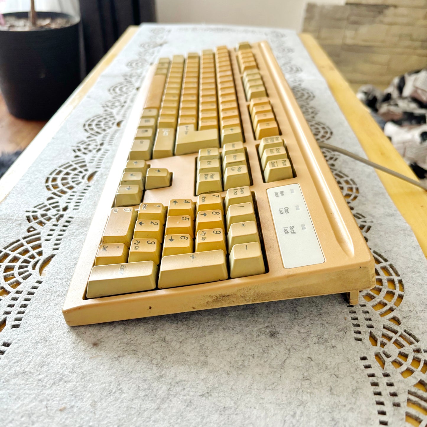 Vintage Mitsumi Wired Keyboard KFK-E4A4SA from 1990s 2000s – Retro Beige PC Accessory with Classic Layout, Number Pad, and Windows Keys – Collectible Old Computer Hardware, Yellowed with Age, Untested