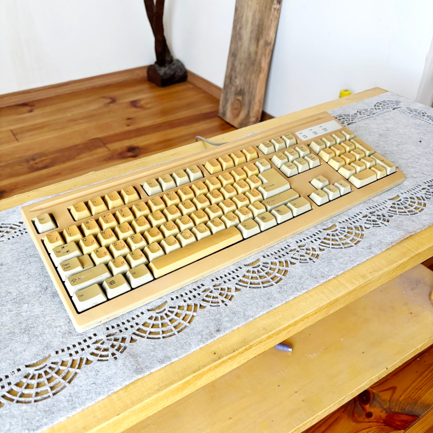 Vintage Mitsumi Wired Keyboard KFK-E4A4SA from 1990s 2000s – Retro Beige PC Accessory with Classic Layout, Number Pad, and Windows Keys – Collectible Old Computer Hardware, Yellowed with Age, Untested