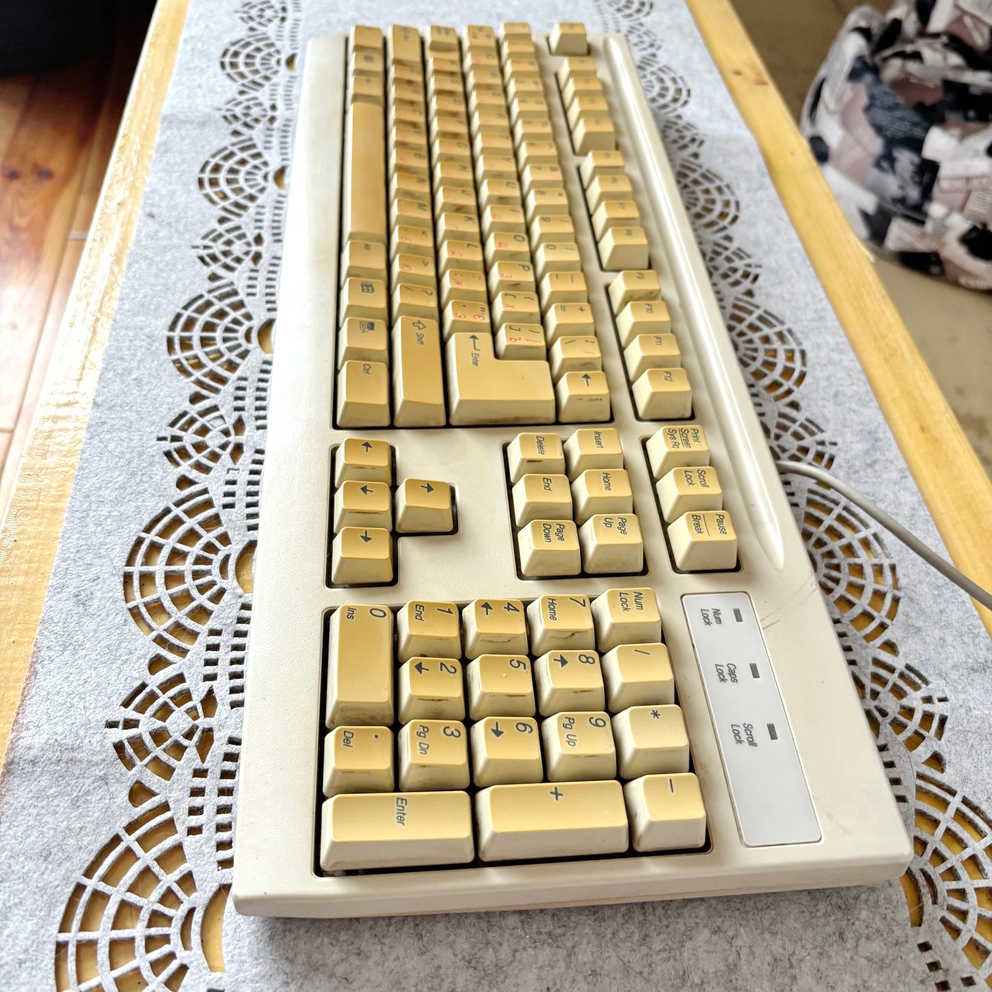 Vintage Mitsumi Wired Keyboard KFK-EA4XT from 1990s 2000s – Retro Beige PC Accessory with Classic Layout, Number Pad, and Windows Keys – Collectible Old Computer Hardware, Yellowed with Age, Untested (Copy)