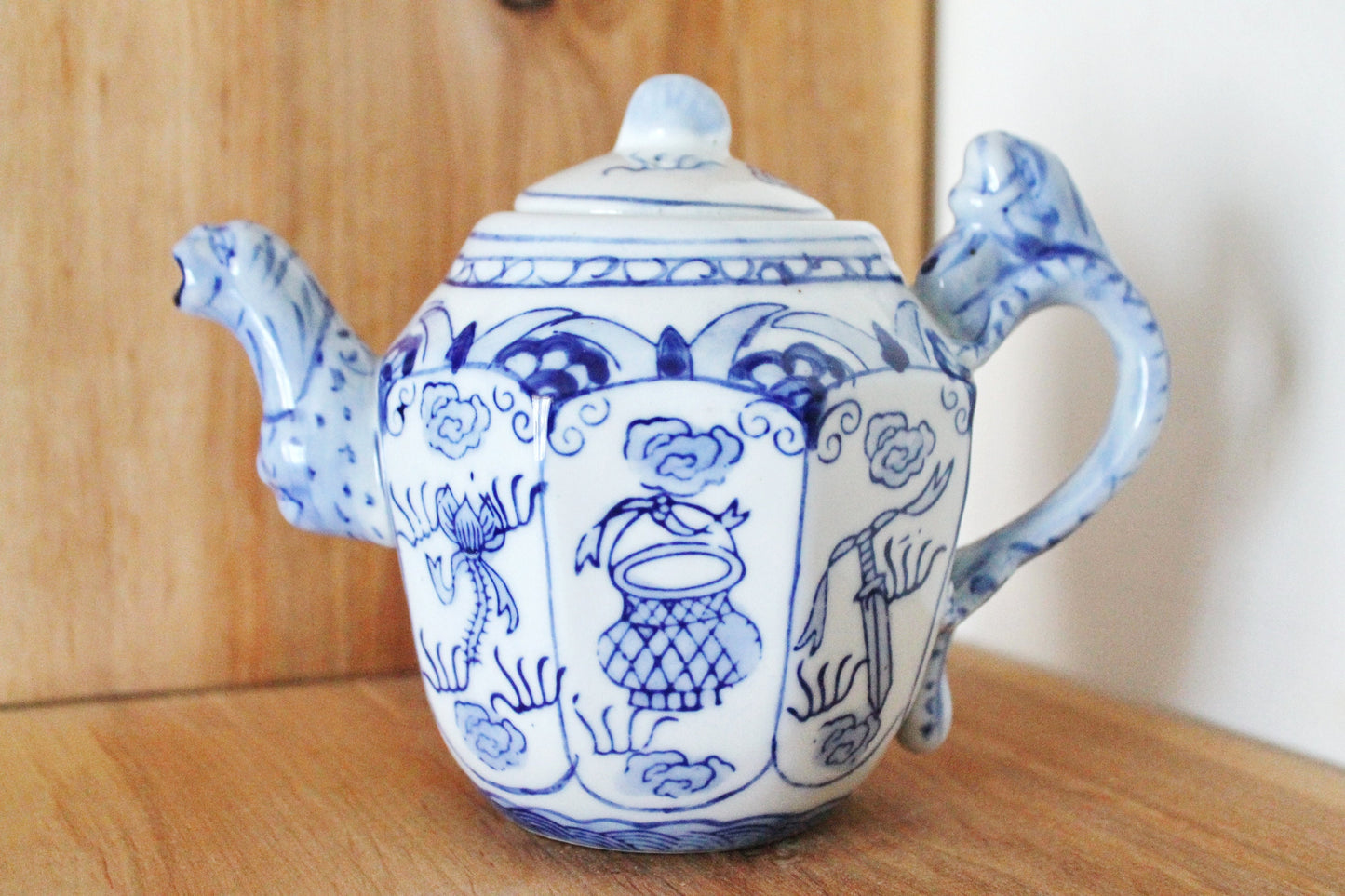 Beautiful oriental blue white Tea Pot - 5.5 inches - vintage Chinese ceramic - beautiful ceramic tea pot - 1970-1980s