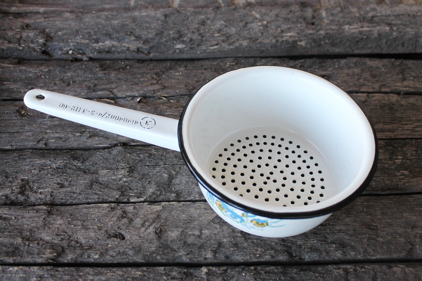 Soviet Enamel Colander - 7.1 inches in diameter - 13.8 inches long - USSR Beautiful flowers kitchen strainer - 1970s
